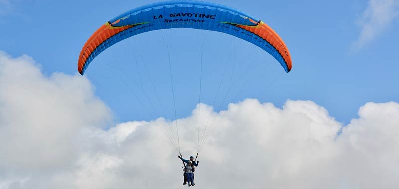 Parapendio un volo sicuro ed emozionante