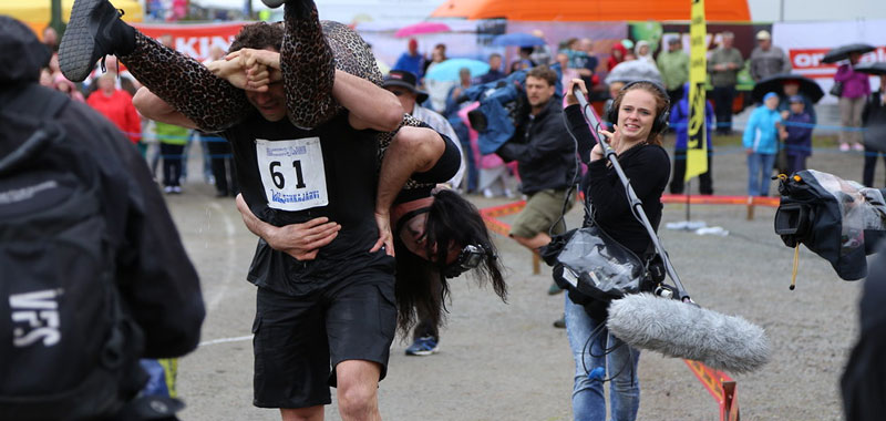 Sport strani Eccovi la corsa con la moglie in spalla